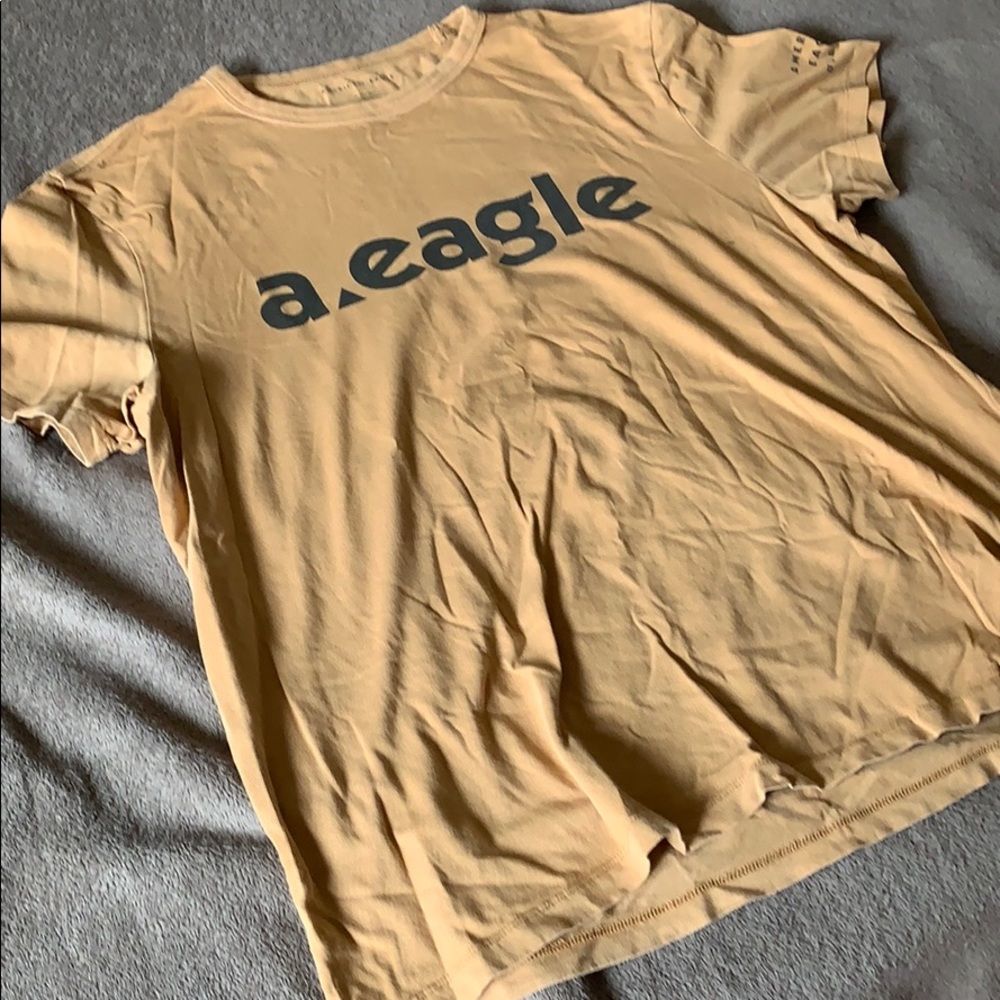 American Eagle beige t shirt